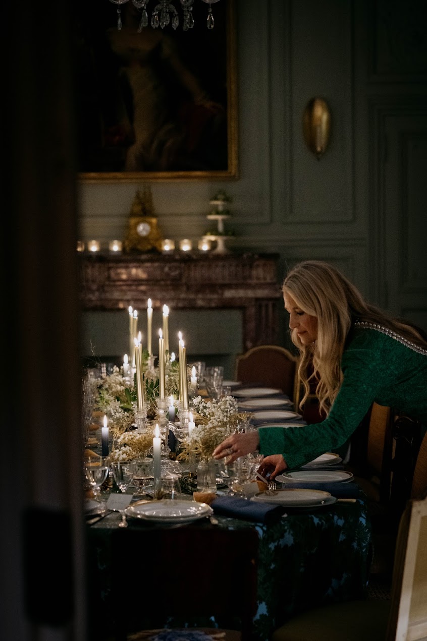 Grande table en chêne dressée d'une nappe sur-mesure en satin de coton, confectionnée au Puy-en-Velay